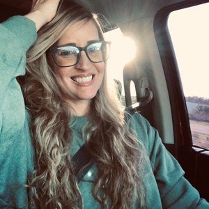 Meet your Posher, Larissa